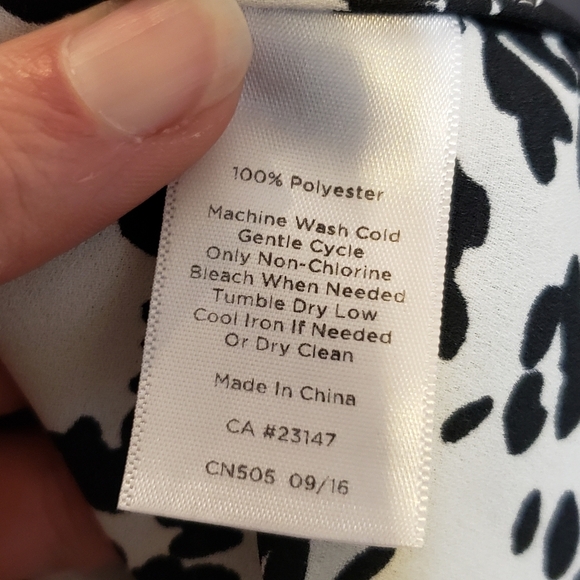 Talbots size large Petite Black and White Floral Women's Top - Picture 7 of 7